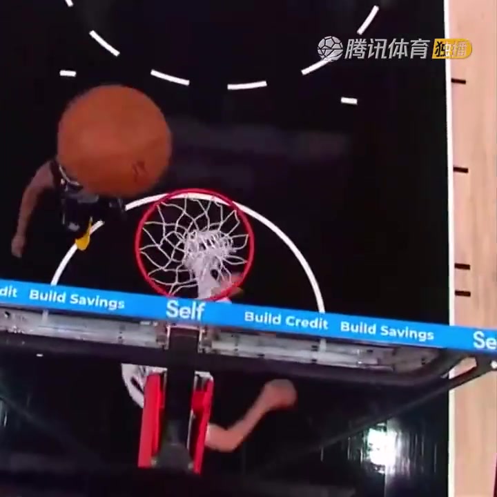 罕見(jiàn)一幕！努爾基奇拋投 球神奇停在籃板上沿 看呆凱爾登?。ㄅ瑺柣婕\）
